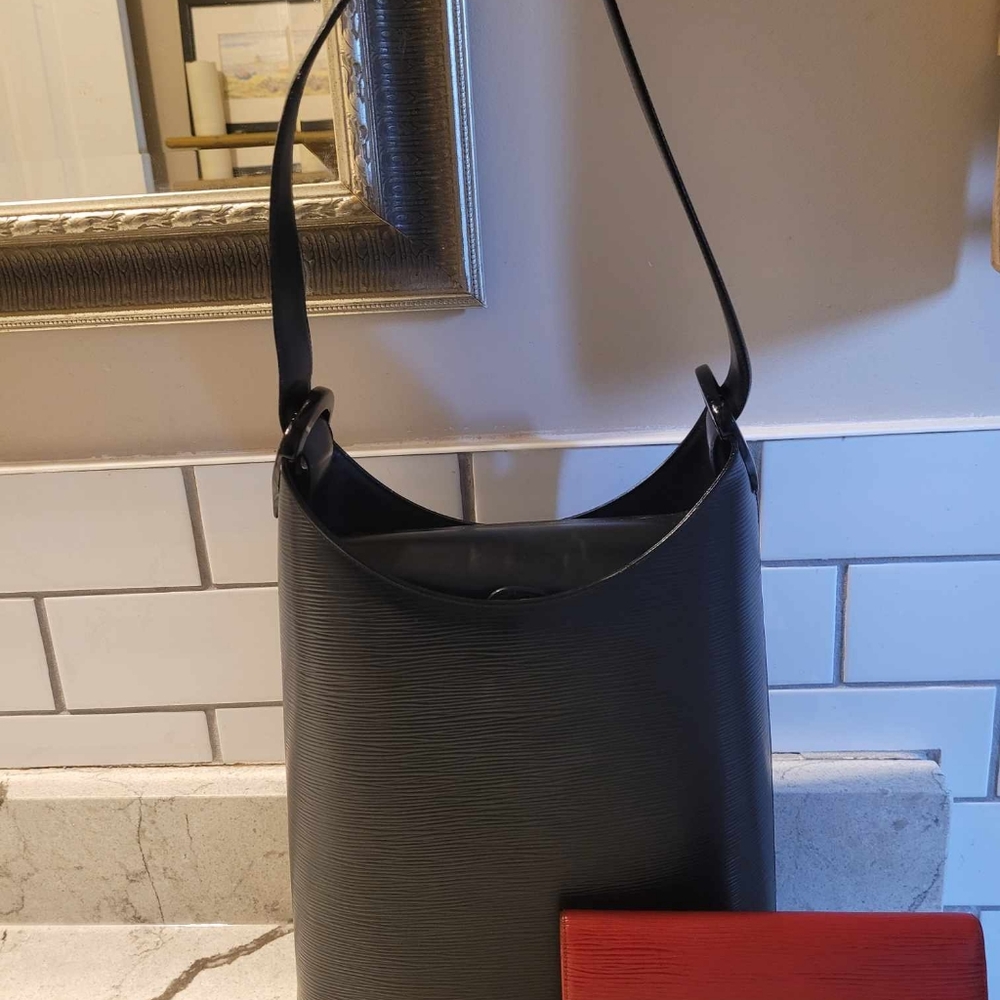Vintage Louis Vuitton black epi leather Verso EUC.Magnetic top closure
